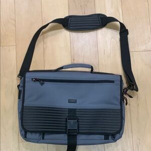 Gray computerBag/messingerBag
Size 17x13 inches
U.S.Luggage New York